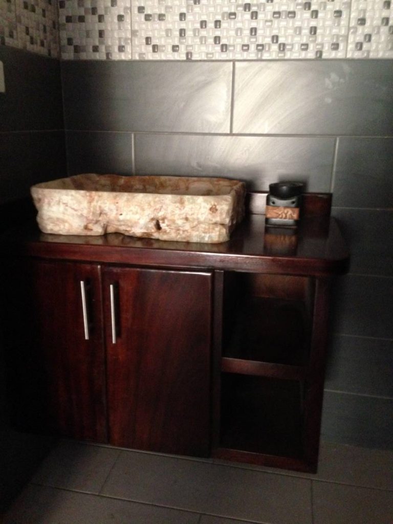 Mueble de baño rustico con lavabo integrado de granito