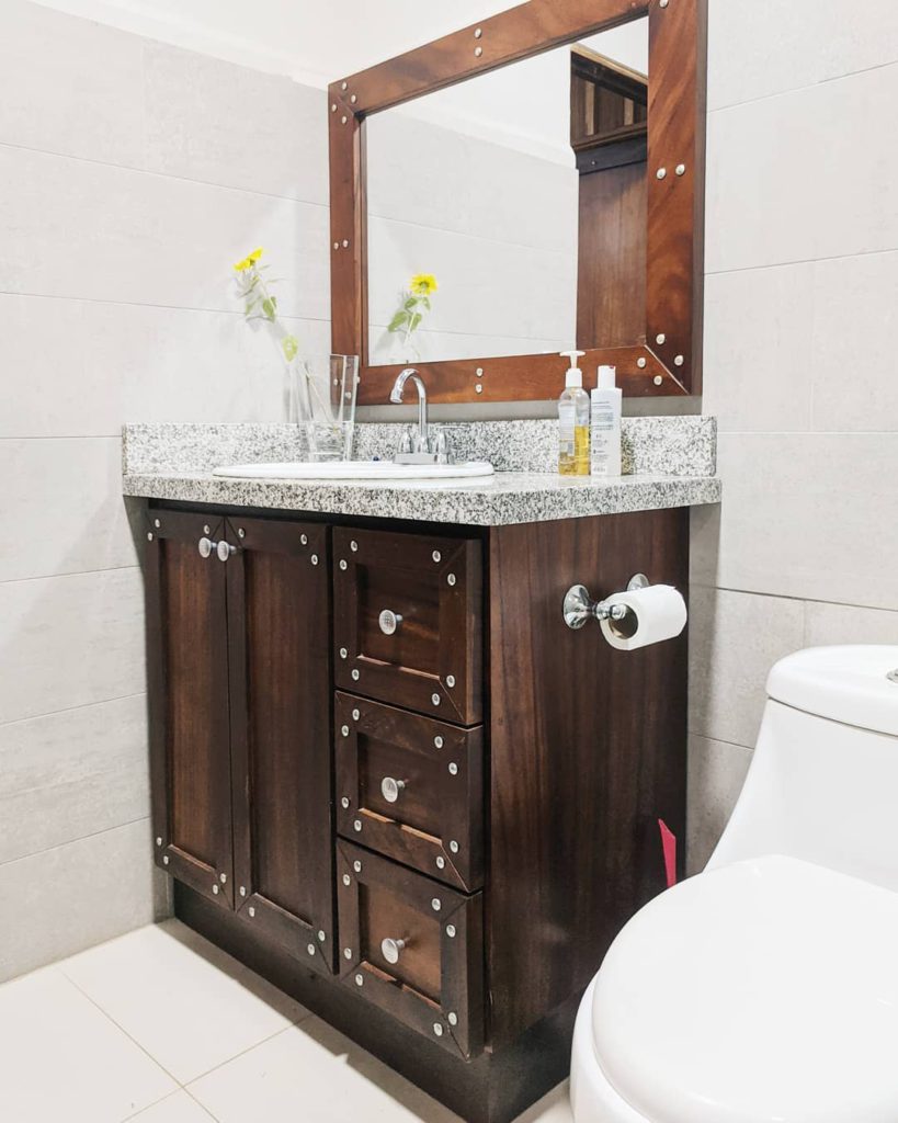 Mueble de baño rustico con lavabo integrado en san ramon