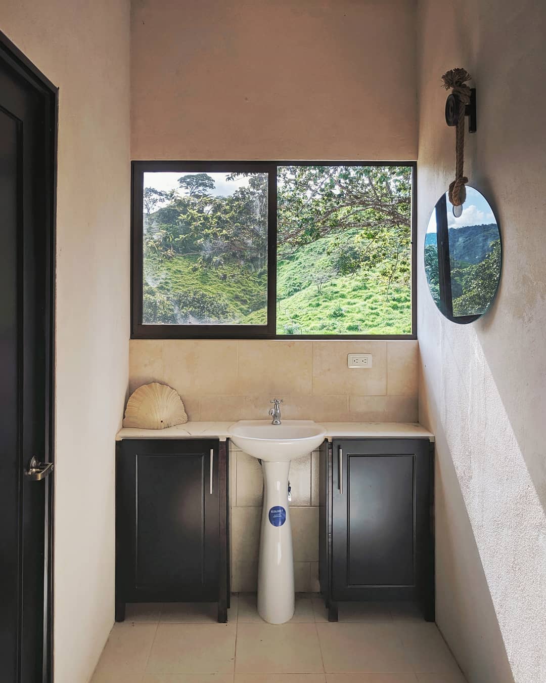 Mueble de baño moderno con lavabo integrado en las montañas