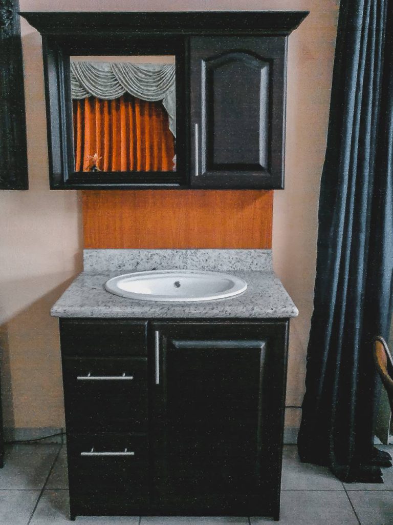 Mueble de baño moderno con lavabo integrado