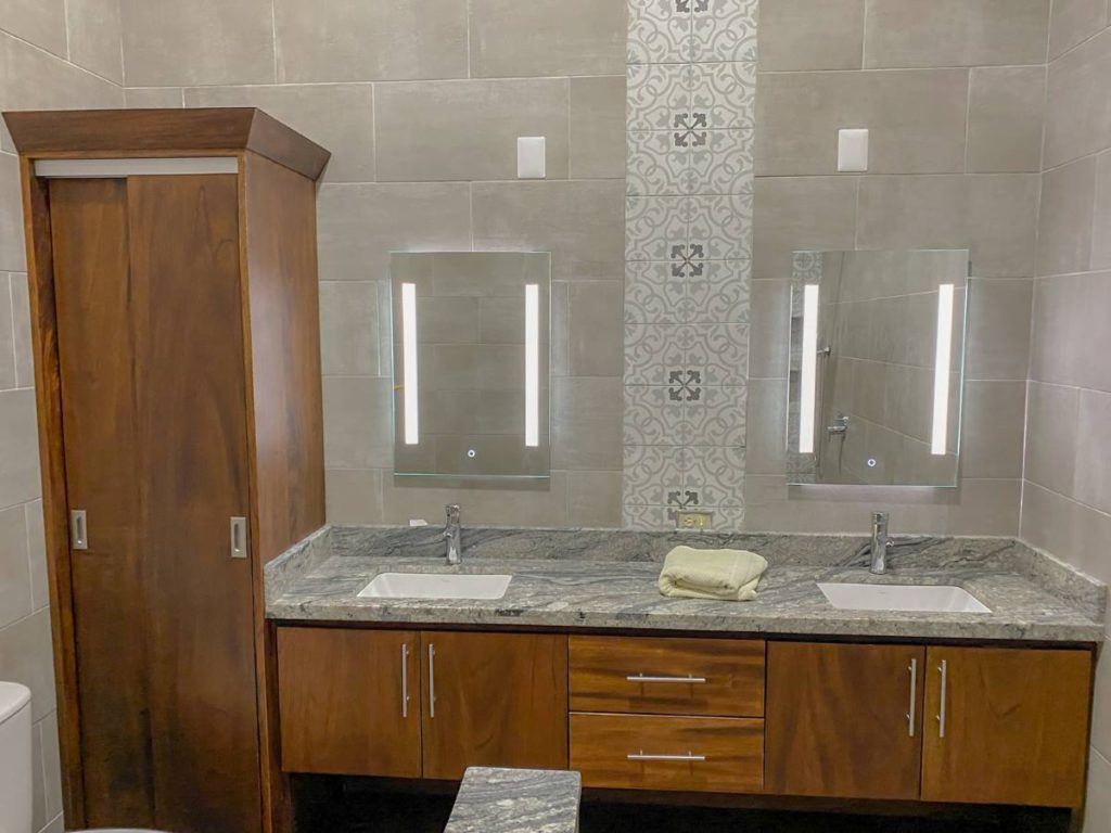 Mueble de baño rustico con lavabo integrado de granito con luces led y granito